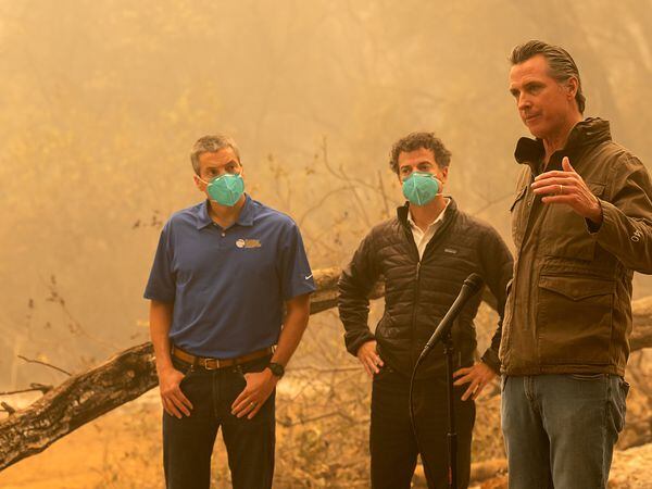 El gobernador de California, Gavin Newsom, en uno de los incendios al norte de Sacramento, el viernes.