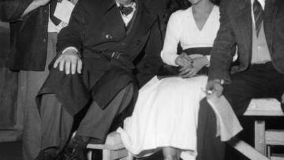 Camus (à direita) com Casares em um teatro de Paris em 1948.