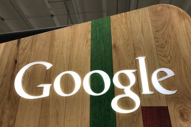 Logotipo do Google numa loja em Los Angeles, Califórnia.
