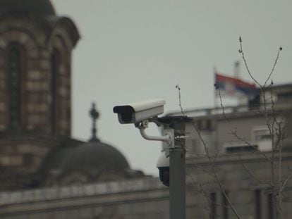 Câmera de reconhecimento facial instalada em Belgrado.