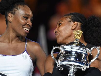 Venus e Serena posam com seus respectivos troféus em Melbourne.