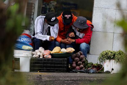 Vendedores de alimentos numa rua de Quito (Equador), em 21 de julho.