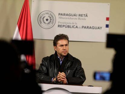 O chanceler paraguaio Luis Castiglioni anuncia sua renúncia ao cargo diante da imprensa.