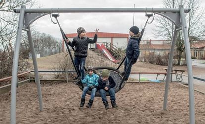 Crianças refugiadas, na balança do pátio de um colégio em Halmstad, Suécia.