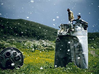 Aldeões recolhendo restos de um foguete espacial rodeados de mariposas, na República de Altai, Rússia, em 2000
