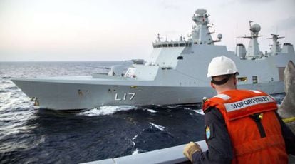 No mar Mediterrâneo, um barco dinamarquês treina com a fragata norueguesa "Helge Ingstad" para escoltar o arsenal químico sírio.