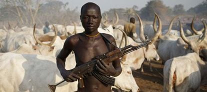 Homem da tribo dinka, com um rifle AK-47 no Sudão do Sul.