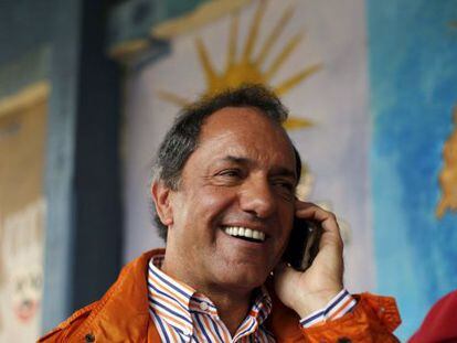 Daniel Scioli ao telefone depois da votação de domingo.