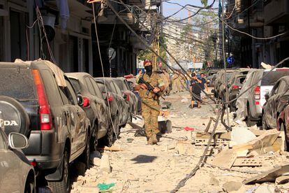 Militar libanês inspeciona uma rua afetada pela explosão nesta quarta-feira em Beirute.