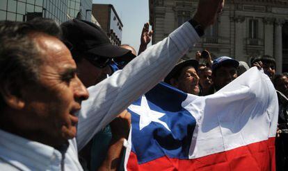 Grupo de chilenos durante protesto, em Santiago do Chile.