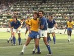 Zico é marcado por Claudio Gentile, da Itália, na Copa de 1982.