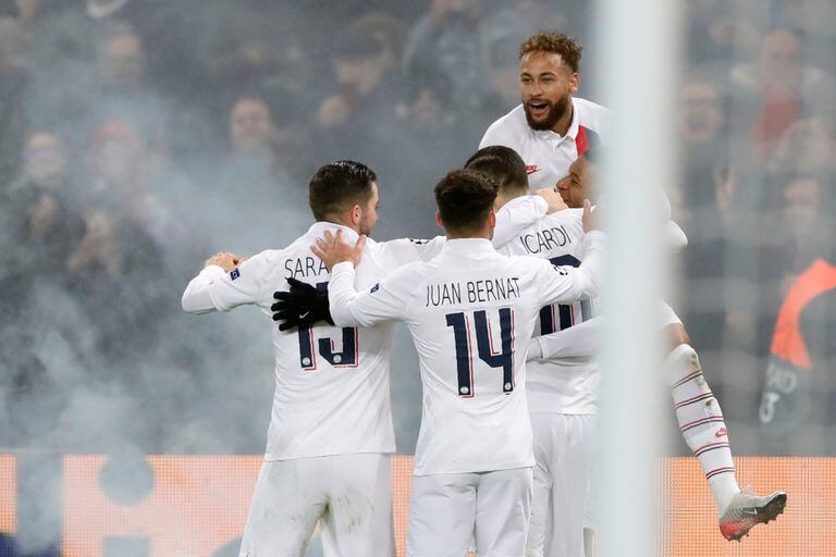 Neymar comemora gol marcado contra o Galatasaray pela Champions.
