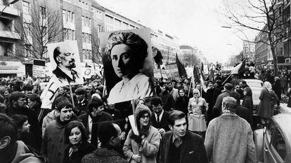 Cartazes de Rosa Luxemburgo e Lênin em uma manifestação em Berlim contra a guerra do Vietnã, em 18 de fevereiro de 1968.