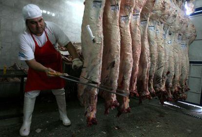 Um trabalhador da indústria da carne na Argentina.