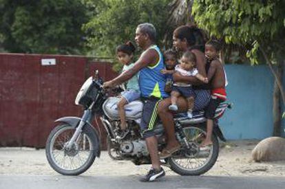 Uma família inteira monta em uma moto em Aracataca na sexta-feira passada.