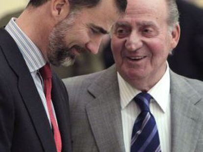 O Rei dom Juan Carlos, junto ao Príncipe de Astúrias.