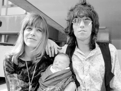 Anita Pallenberg y Keith Richards el 18 de agosto de 1969 saliendo de un hospital de Londres tras el nacimiento de su hijo Marlon.