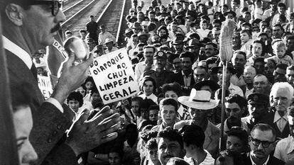 Campanha eleitoral de 1960: Jânio prometer varrer a corrupção.