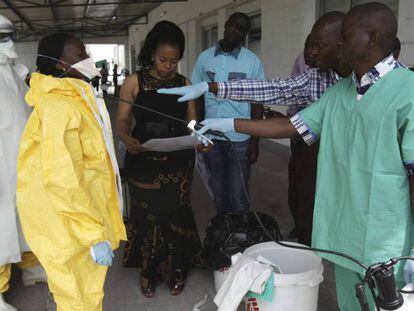 Enfermeiros ensaiam o protocolo de intervenção em caso de ebola no Congo, em 2014.