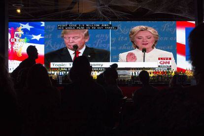 Eleitores assistem ao debate em um bar em West Hollywood, na California.