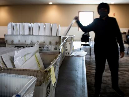 Uma sala com caixas com votos processados em Michigan.