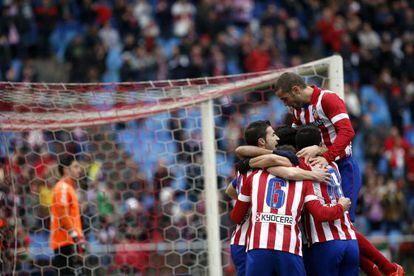 Os jogadores do Atlético comemoram o segundo gol.