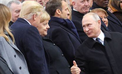 O presidente russo, Vladimir Putin, cumprimenta seu colega dos EUA, Donald Trump, no centenário do fim da Primeira Guerra Mundial.