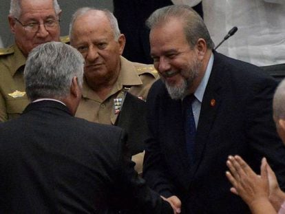 O primeiro-ministro de Cuba, Manuel Marrero, cumprimenta o presidente do país, Miguel Díaz-Canel (de costas), neste sábado.