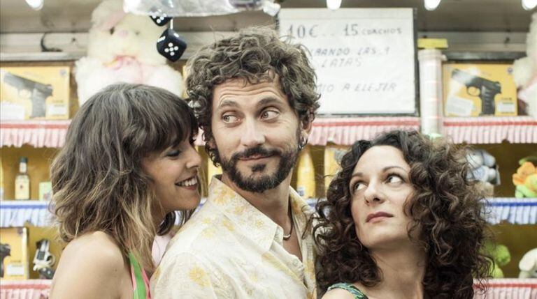 Paco León, entre Belém Custa (esquerda) e Ana Katz, no filme 'Kiki, os segredos do desejo'.