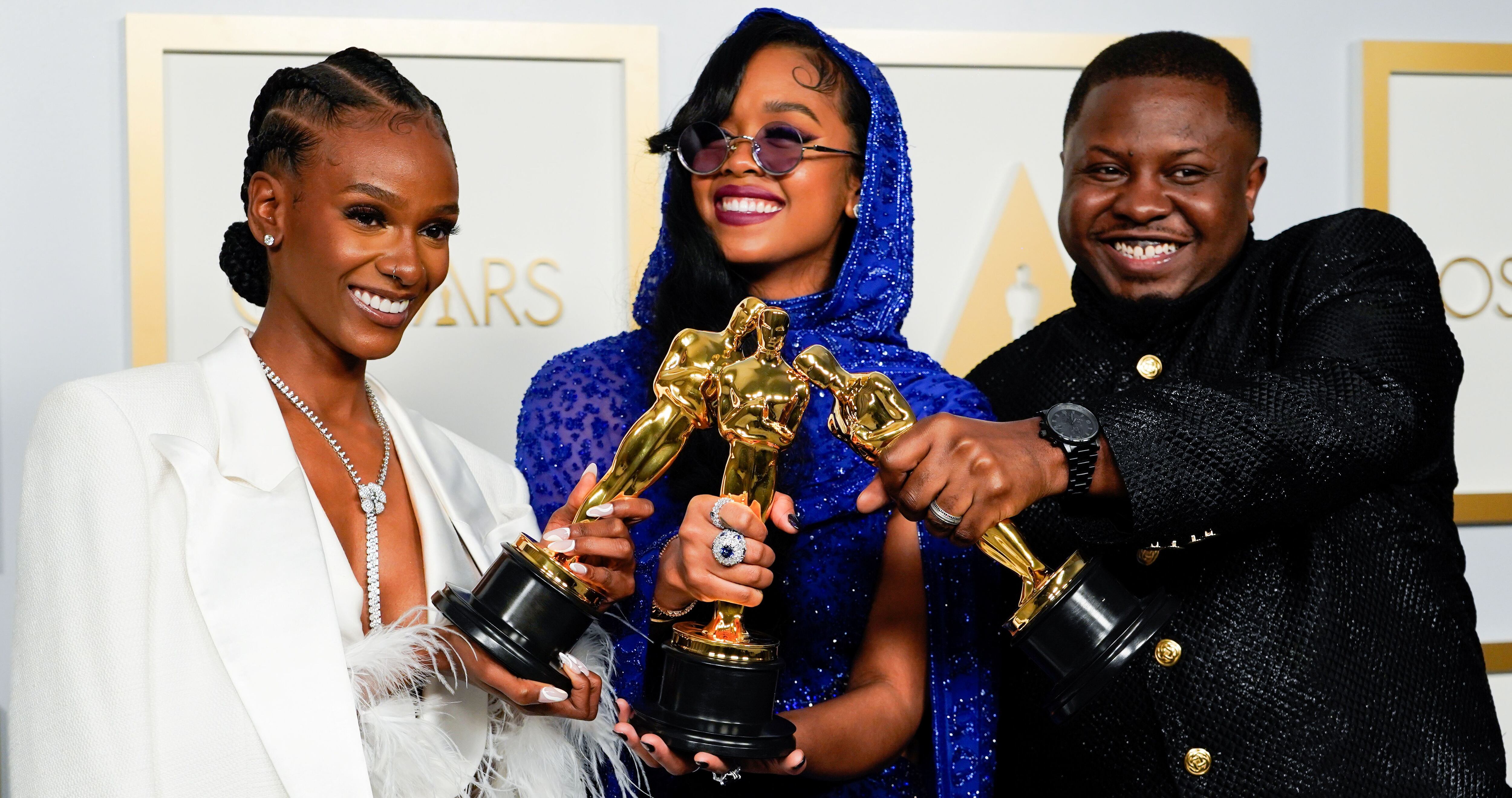 Tiara Thomas, H.E.R. e Dernst Emile II, ganhadores do Oscar de melhor canção original por ‘Fight for you’, do filme ‘Judas e o messias negro’