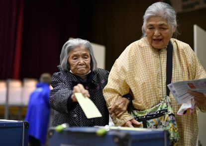 Duas mulheres votam em Tóquio neste domingo.
