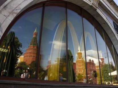 Reflexo do Kremlin em um dos McDonald's fechados em Moscou.