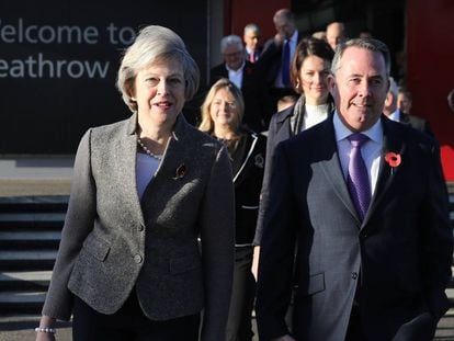 Theresa May e o seu secretário de Comércio Internacional, Liam Fox, neste domingo em Londres.