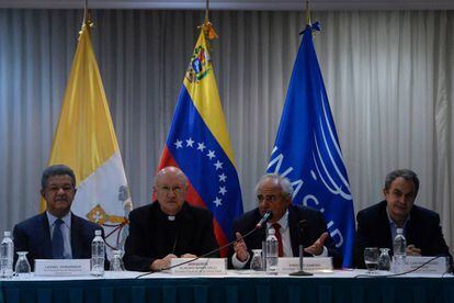 Os mediadores da mesa pelo diálogo na Venezuela, durante uma coletiva de imprensa.