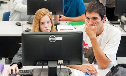 Dois adolescentes diante de um computador em uma escola secundária no Estado da Califórnia.
