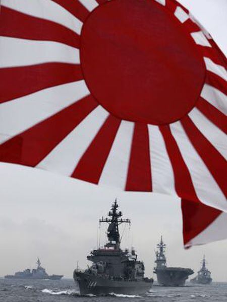 O navio japonês Kurama, na baía de Sagami.