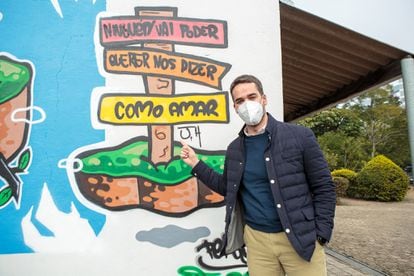 Eduardo Leite posa em frente a um grafite em homenagem ao orgulho LGBTQIA produzido pelo CJ Cruzeiro.