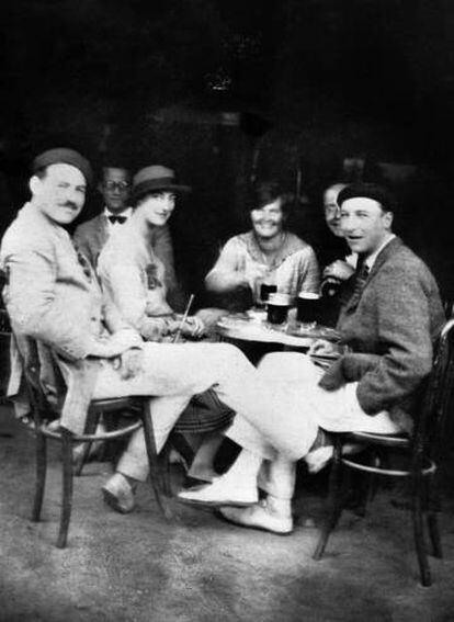 Hemingway em Pamplona, em 1925, com os amigos que inspiraram ‘O Sol Também Se Levanta’. Da esquerda para a direita, o escritor, Lady Duff Twysden, Hadley Hamingway e Harold Loeb.