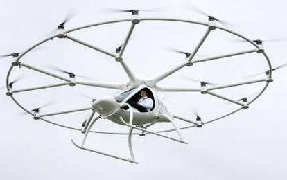 O primeiro passageiro a embarcar em um carro voador, o Volocopter, que funciona de modo semelhante a um grande drone.