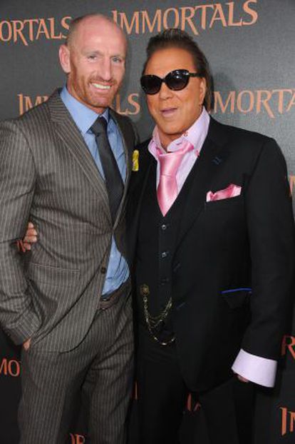 Gareth Thomas e Mickey Rourke, que quer fazer um filme sobre a vida do atleta. Estão na estreia de “Imortais” (2011), em Los Angeles.