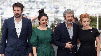 O diretor Santiago Mitre e os atores argentinos Érica Rivas, Ricardo Darín e Dolores Fonzi, na apresentação de ‘La Cordillera”, na quarta-feira, em Cannes.