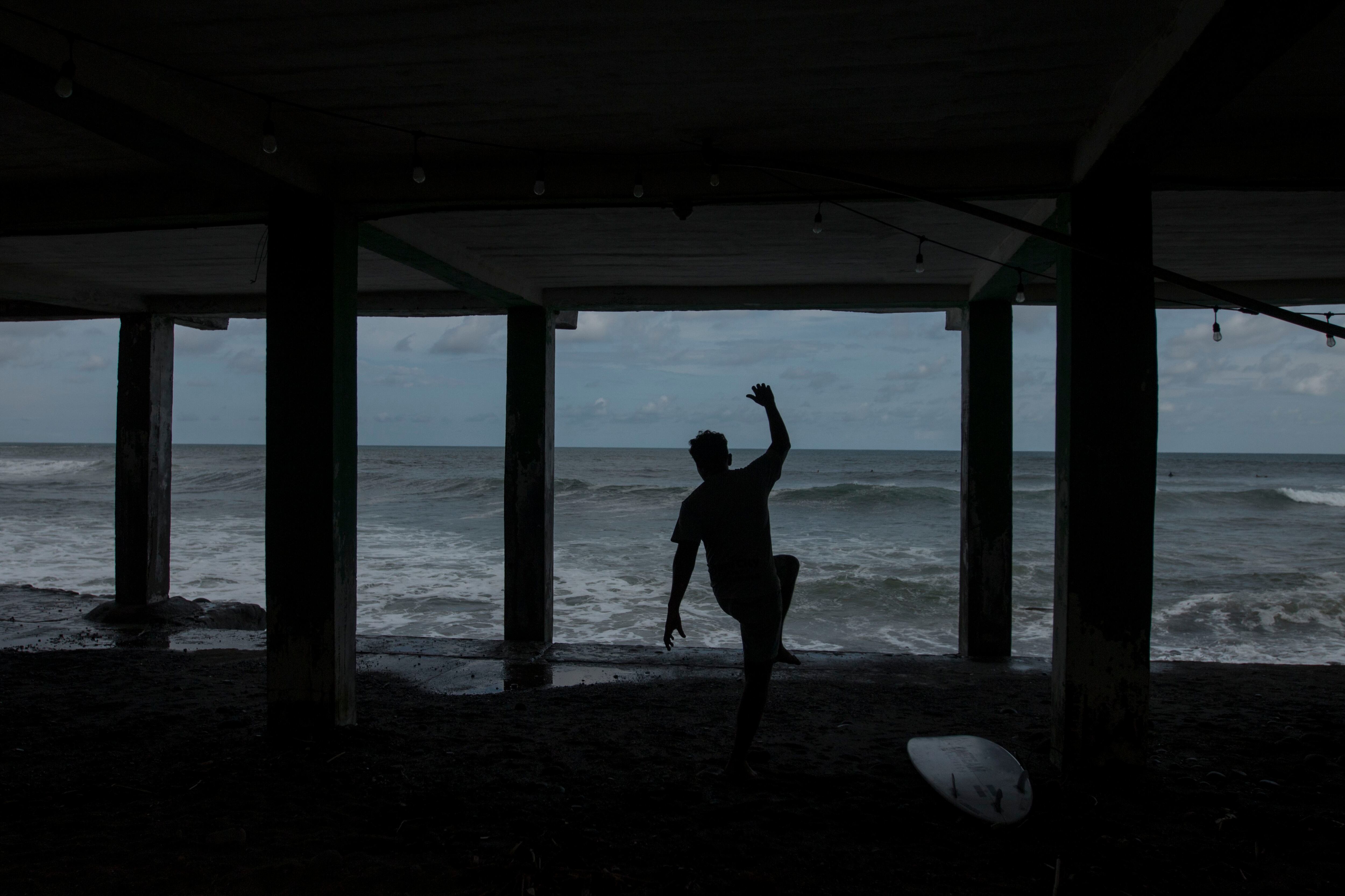 Um surfista na praia de Puerto de La Libertad, lugar que se transformou atrativo para turistas graças ao uso da criptomoeda. 