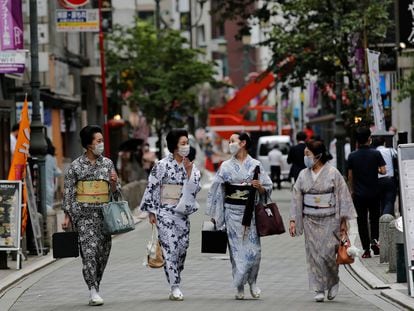Mulheres passeiam em Tóquio com o traje tradicional de gueixa, em julho.