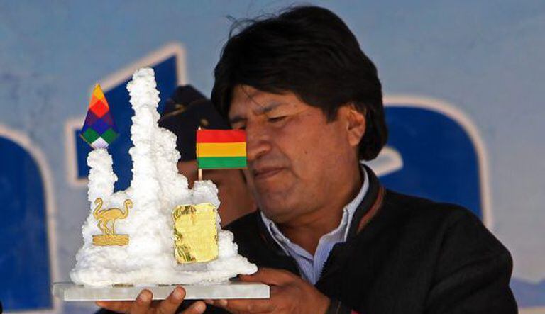 Morales recebe presente de trabalhador de uma fábrica de lítio.