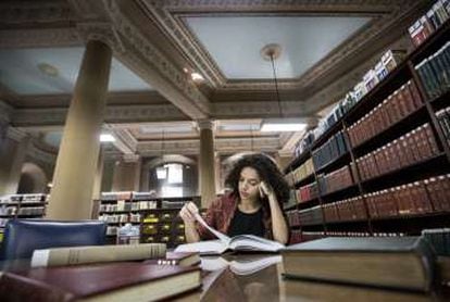 A estudante universitária Jessica Rabelo lê um livro na Biblioteca Nacional do Rio de Janeiro.