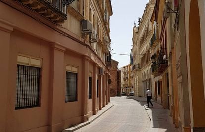 A rua da Feira, com a Prefeitura e a igreja de São Miguel ao fundo, em Andújar.