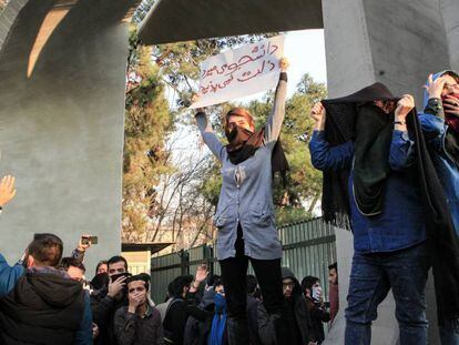 Estudantes na Universidade de Teerã em uma das manifestações contra o Governo no sábado