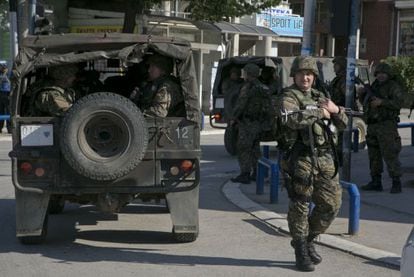 Policiais em Kumanovo, neste domingo.