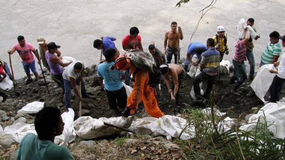 Mineiros escavam à orla do rio Cauca em busca de 15 colegas.
