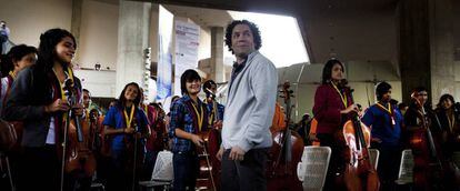 Gustavo Dudamel, com membros da orquestra juvenil em fevereiro de 2016 em Caracas.